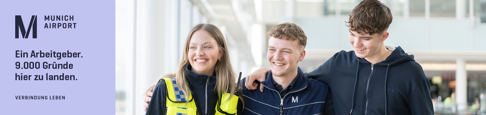 Ausschnitt einer Anzeigentafel am Flughafen und zwei Mitarbeitende