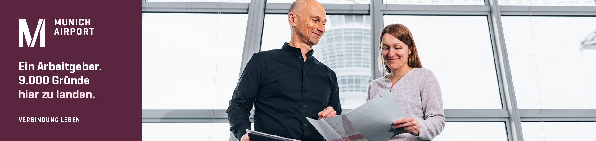 Panoramabild vom zwei Mitarbeitenden im Rechenzentrum und Bild eines Kindes im Flugzeug