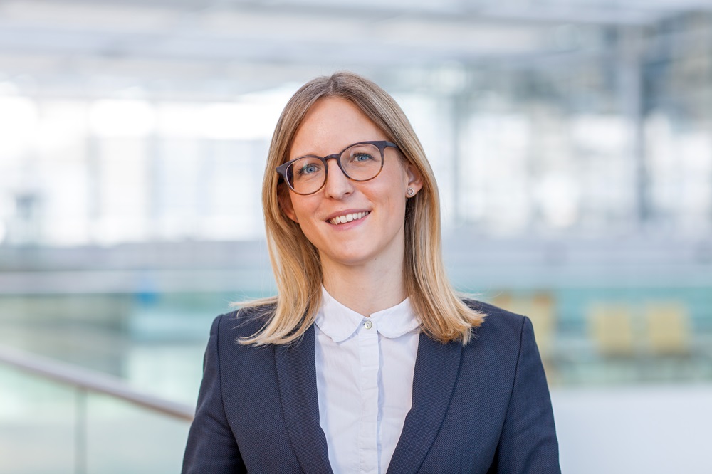 Frau Dominique Schäfer