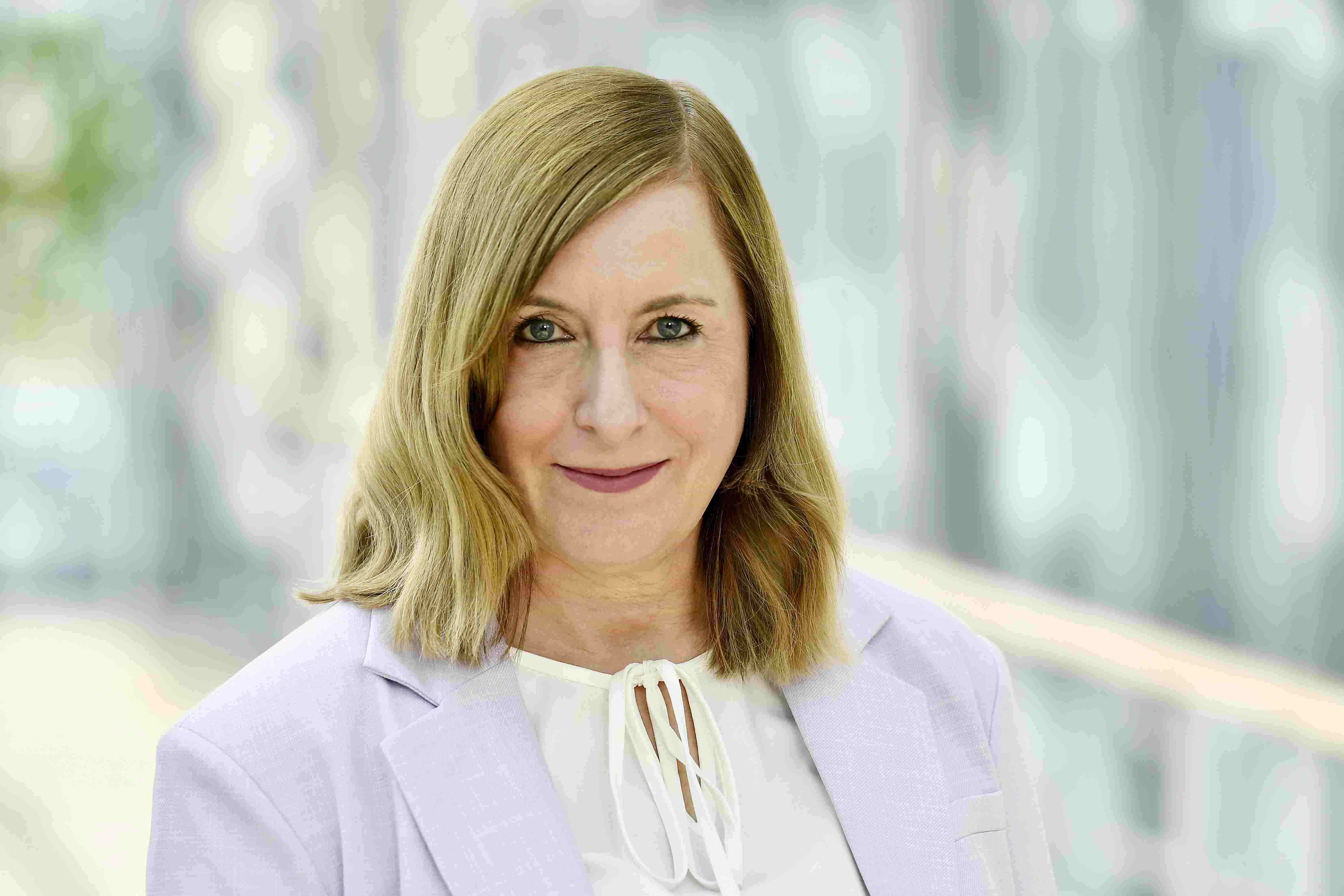 Ms Claudia Hündl